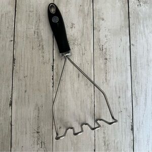 PREOWNED MARTHA STEWART POTATO MASHER BLACK HANDLE